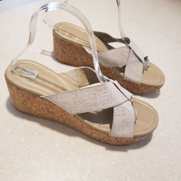Donald Pliner Women's Ideal Basic Elastic Wedge Sandals Bone SZ 8.5 - Picture 1 of 8